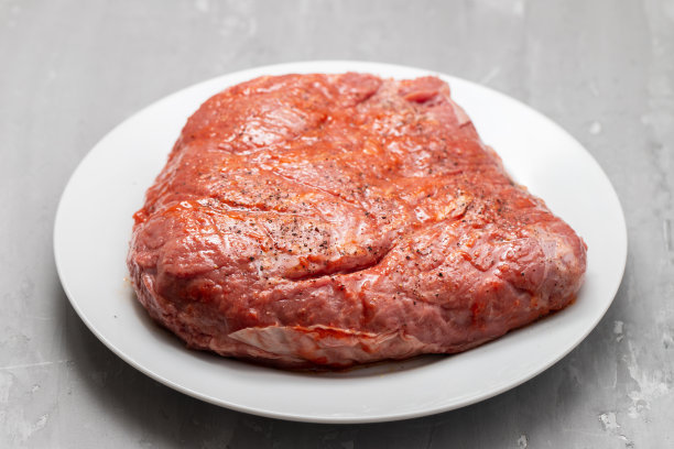 腌牛肉配黑胡椒图片下载
