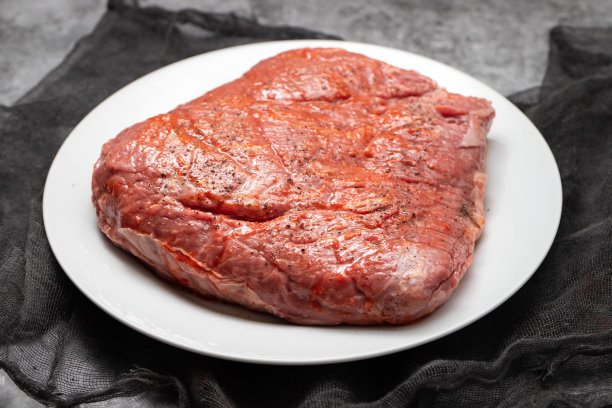 腌牛肉配黑胡椒图片下载
