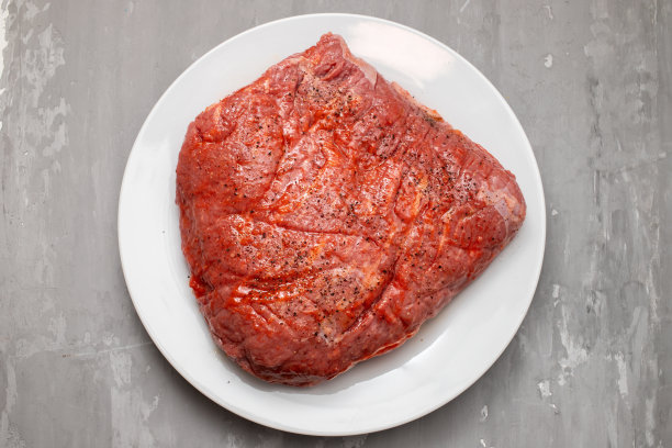 腌牛肉配黑胡椒图片下载