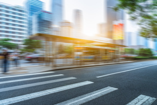 空旷的道路，斑马线和现代城市的摩天大楼图片下载