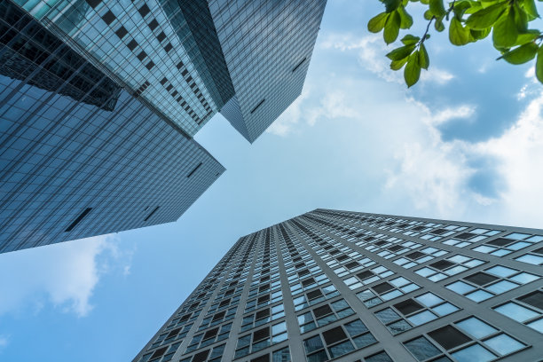 现代都市商业中心摩天大楼风光在北京，低角度拍摄图片下载