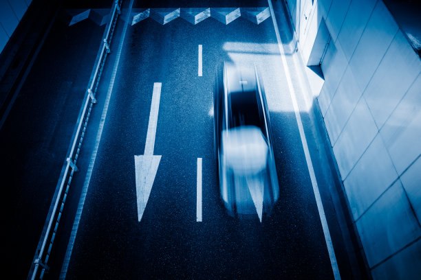 中国上海的交通。蓝色色调的图像。图片下载