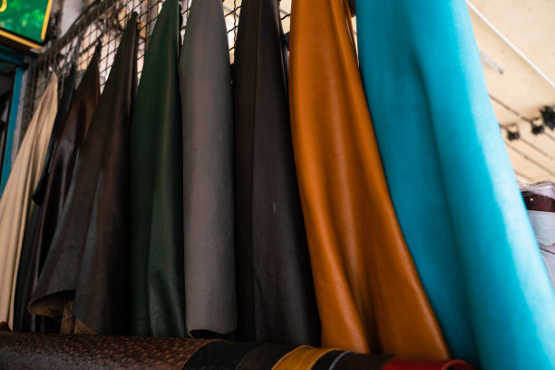 货架上的真牛皮在板条店出售图片下载