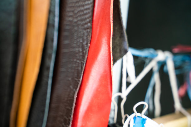 货架上的真牛皮在板条店出售图片下载