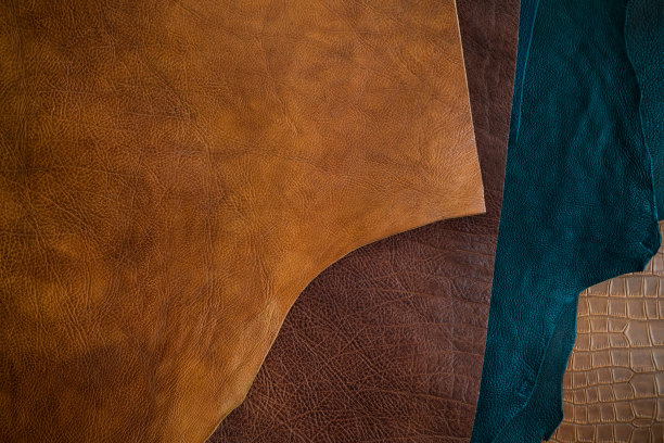 货架上的真牛皮在板条店出售图片下载