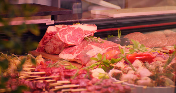 肉店的冰箱里堆满了生肉。图片下载