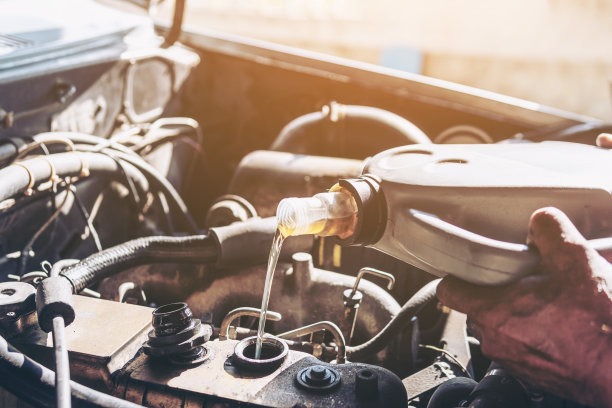 加油和浇油质量发动机汽车传动和维修齿轮。能源燃料的概念。图片下载