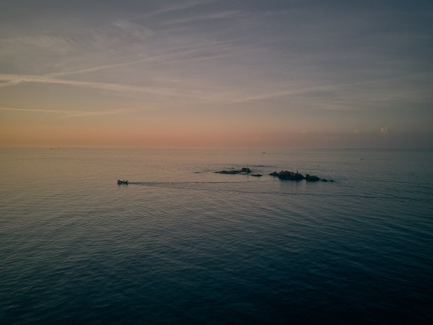 日出前航行的船图片下载