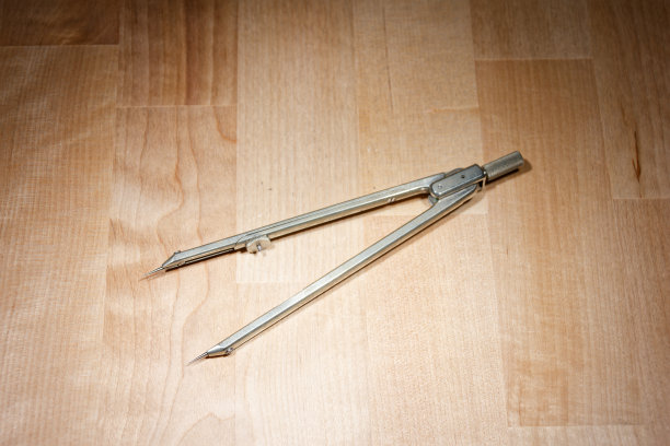 分频器。几何结构指南针躺在木桌上图片下载