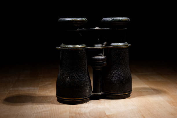 木制桌子上的小型老式双筒望远镜图片下载