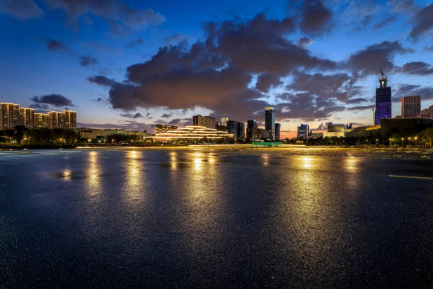 柏油路和夜晚的城市天际线图片下载