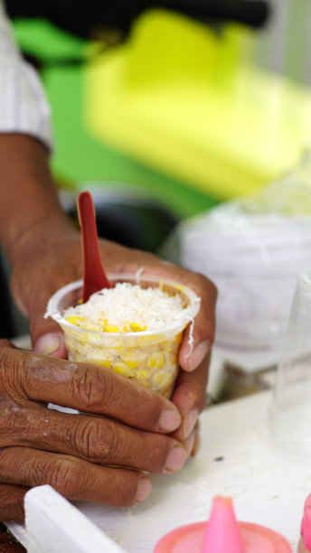 塑料杯里的甜玉米图片下载