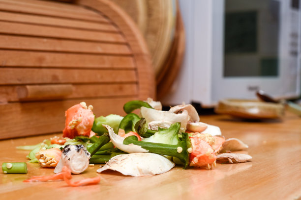 家庭厨房内部用作堆肥的食物垃圾图片下载