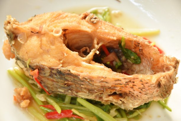 油炸尼罗罗非鱼或芒果鱼片，淋上酱油和芹菜图片下载