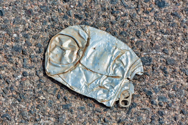 路上的汽水罐:乱扔垃圾和环境污染图片下载