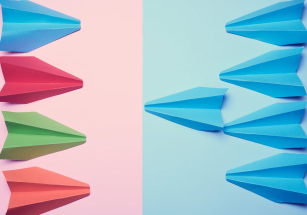 两组纸船面对面，一种对立的概念图片下载