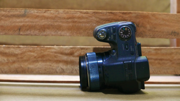 电影人工作:数码相机放在桌子上。相机准备使用。使用相机图片下载