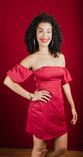 年轻美丽的微笑女人摆姿势拍照的肖像。图片下载