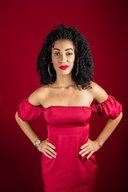 一个美丽而严肃的女人的肖像，站着，看着相机。图片下载