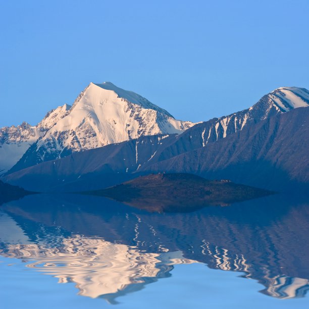 湖面倒映山景图片下载