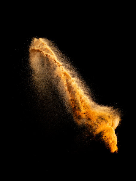 褐色的沙溅。干河沙爆炸孤立在黑色背景上。图片下载