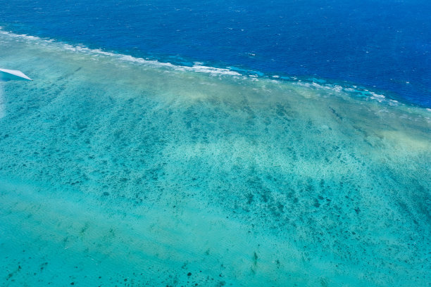 鸟瞰大堡礁的珊瑚礁和蓝绿色水域——珊瑚海，凯恩斯，远北昆士兰，澳大利亚图片下载