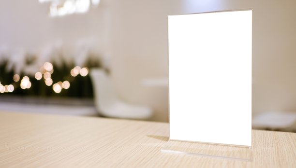 菜单框站在酒吧餐厅咖啡馆的木桌上。文字营销推广空间。图片下载