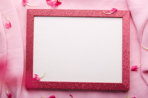 花空框架模型与复制空间平放在花瓣之间。邀请卡，许愿卡，母亲节，妇女节的概念图片下载
