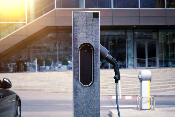 这是城市中一个电动汽车充电站的特写。图片下载