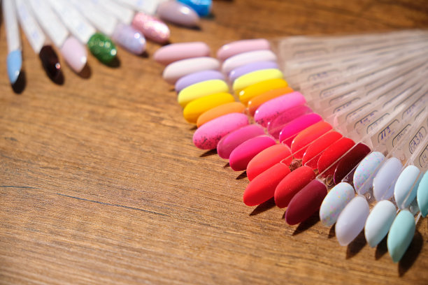 近距离调色板与指甲的颜色和纹理样本美甲。图片下载