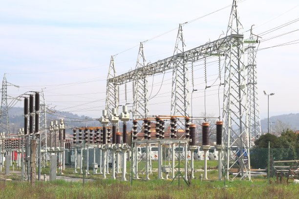 发电厂与塔和高压电缆。图片下载