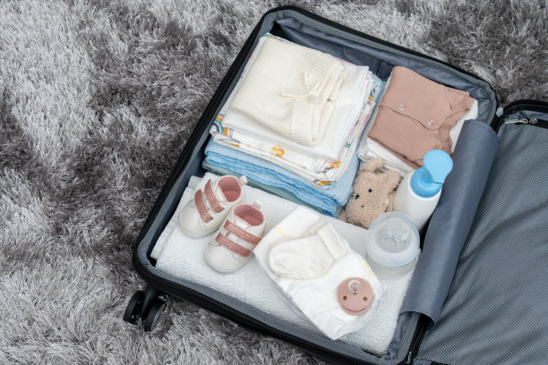 去妇产医院的包为新生儿准备的婴儿衣服手提箱。准备去妇产医院打包婴儿用品图片下载