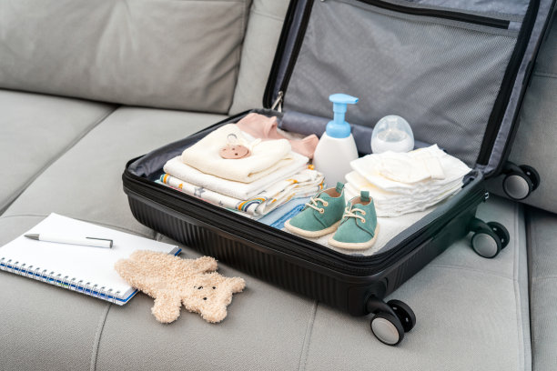 妇产医院开包为新生儿准备的婴儿衣服手提箱。准备去妇产医院打包婴儿用品图片下载