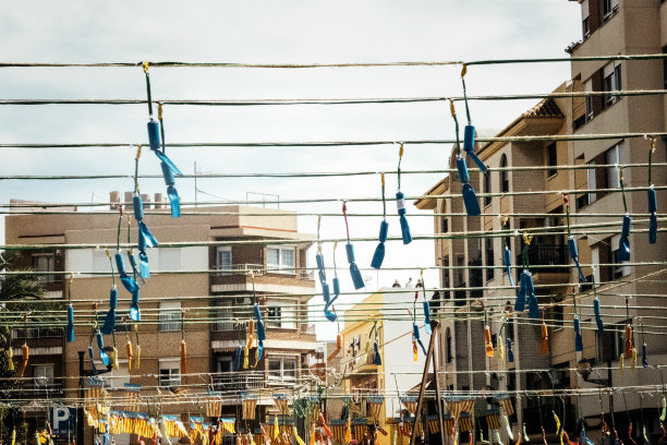 瓦伦西亚庆祝活动中的蓝色鞭炮图片下载