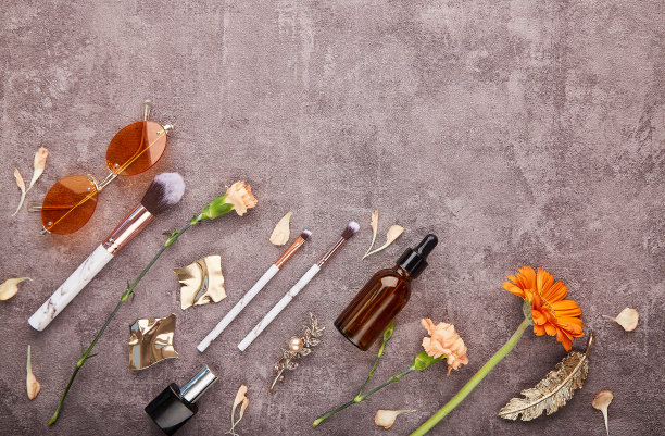 春季女性套装与化妆刷，配件，滴管瓶，太阳镜，鲜花与复制空间。女性美学背景图片下载