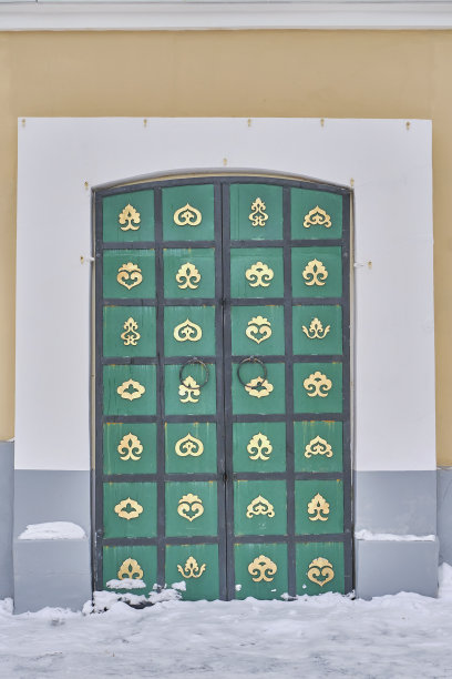 巨大的绿色大门，上面覆盖着鞑靼传统花卉装饰的元素图片下载
