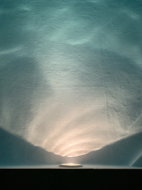 晚上的游泳池。图片下载