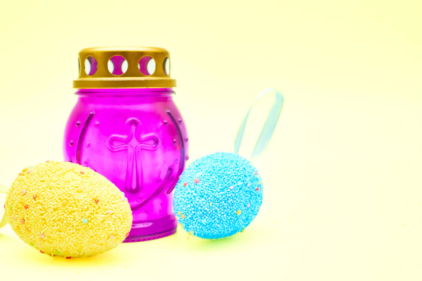 教堂灯烛台与复活节彩蛋在节日温柔的黄色背景图片下载