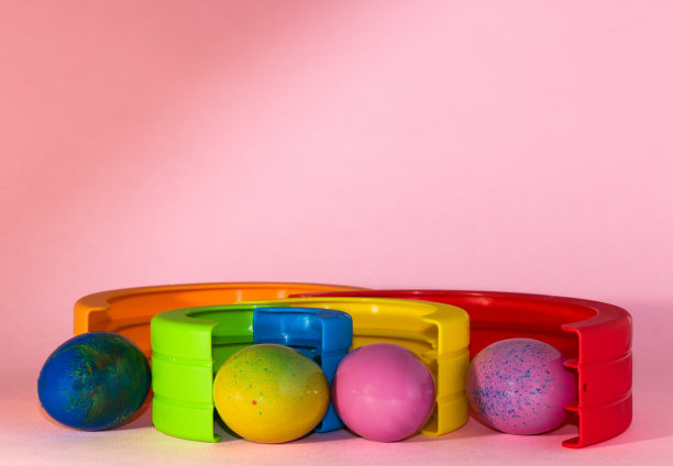 彩色彩蛋和彩色塑料彩虹部分，创意儿童节日设计图片下载