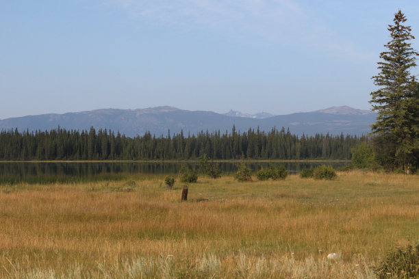 加拿大不列颠哥伦比亚省20号高速公路旁的塔特拉湖图片下载