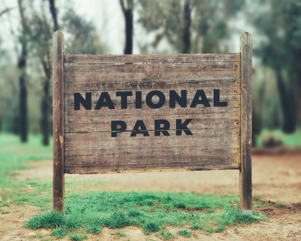 一个森林标志，上面写着国家公园图片下载