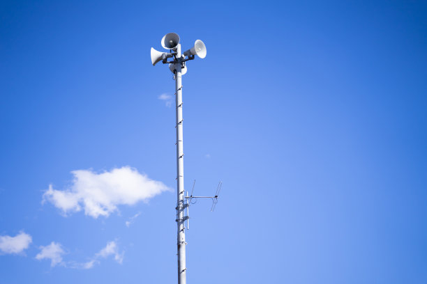 喇叭在杆子上，喇叭，喇叭在蓝天背景上图片下载