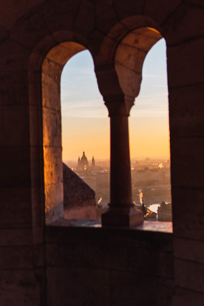 从上面和从窗口看到的城市圆顶的股票照片图片下载