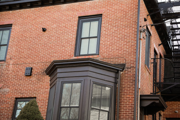 砖砌建筑与现代商业设计在城市的城市背景与外部视野与窗户在市区与旧结构描绘细节和抽象图片下载