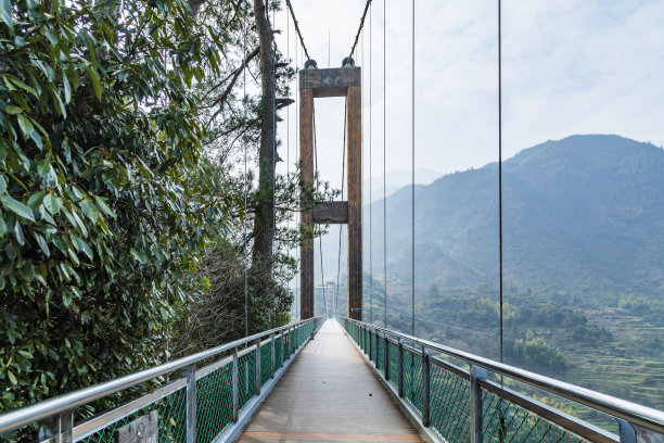山谷里的吊桥图片下载