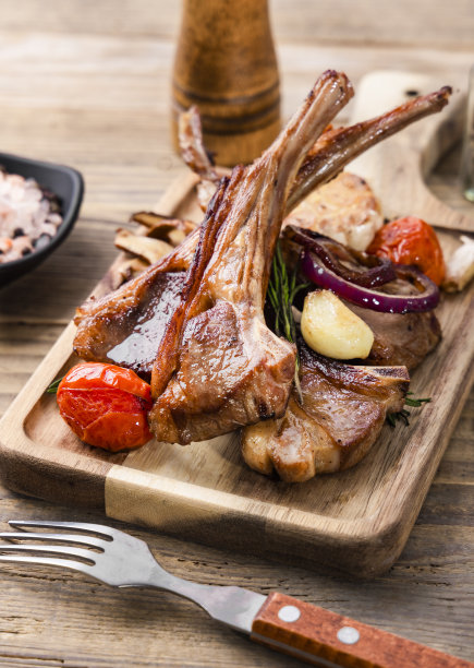 新鲜美味的战斧羊排图片下载