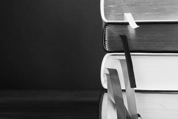 黑色背景上的一摞书图片下载