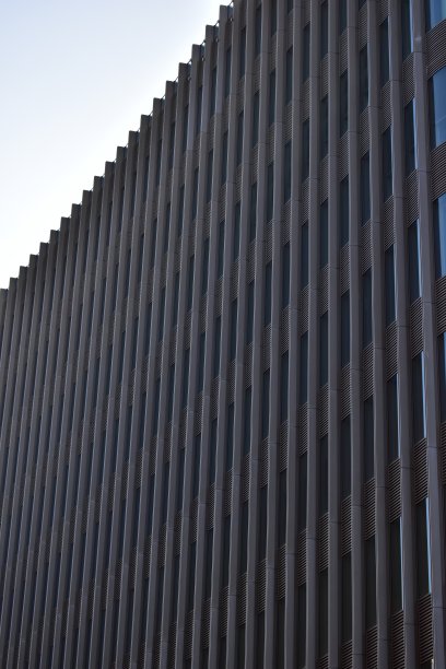 现代弧形写字楼低角度图片下载