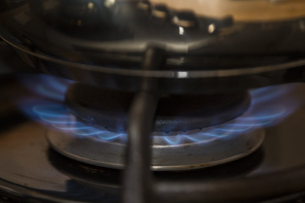 详细的观点燃气燃烧与蓝色火焰在一个烹饪炉。能量。贵了。可持续性。图片下载