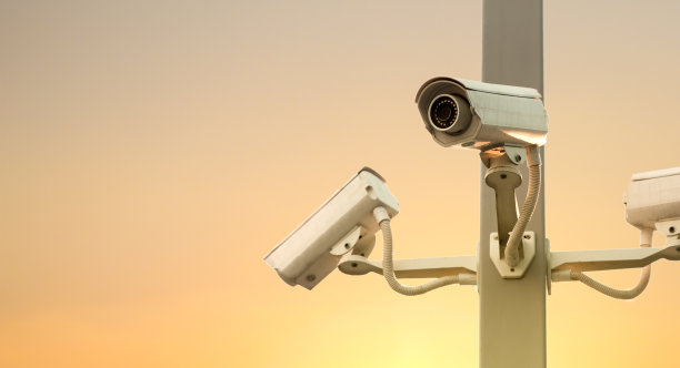 闭路电视安全摄像头监控系统室外公共场所。图片下载